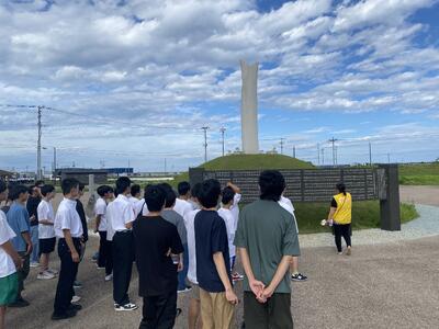 （閖上地区で現地ガイドによる解説を受けている様子）