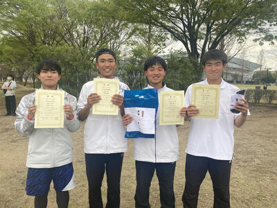 左から２年後藤君、３年牧野君、３年齊藤君、３年阿部君